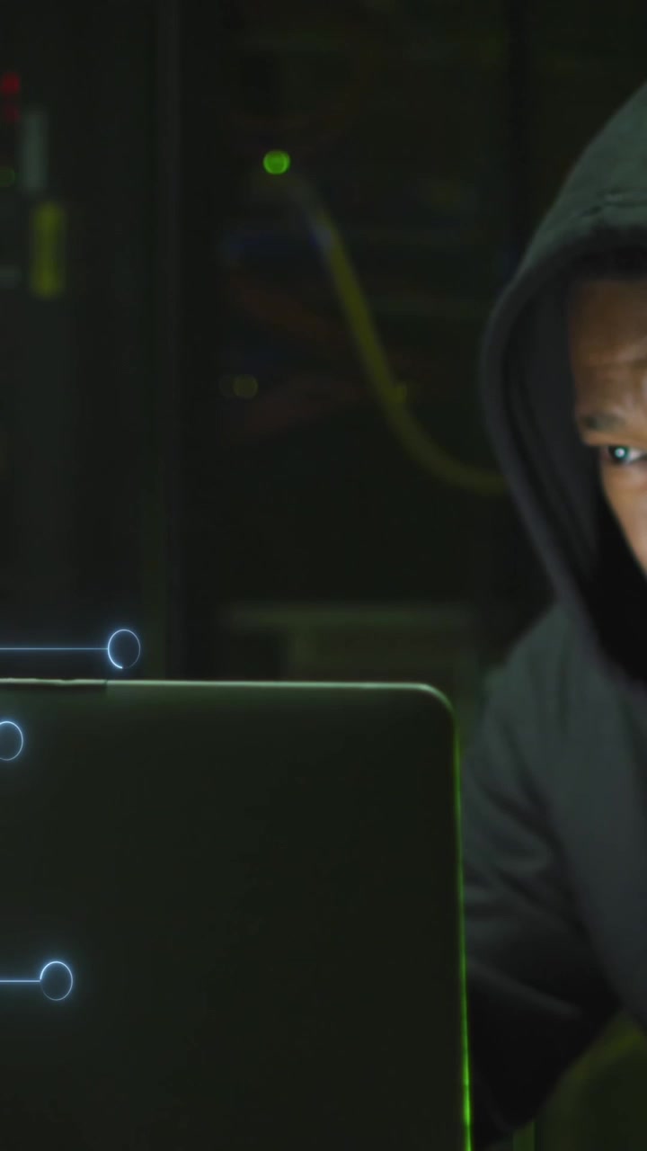 Animation af databehandling over en afroamerikansk mandlig hacker med computer og computerservere