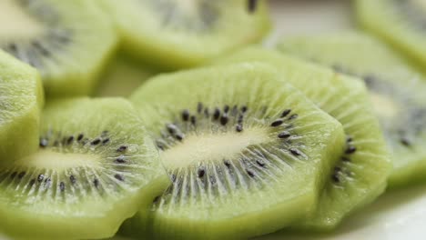 el primer plano de la fruta de kiwi cortada en rodajas