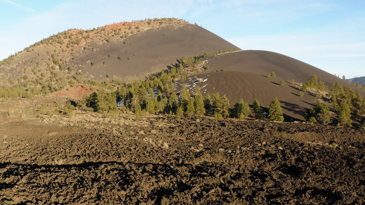 cono de ceniza montaña de lava del cráter del atardecer