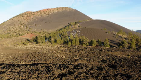 cono de ceniza montaña de lava del cráter del atardecer