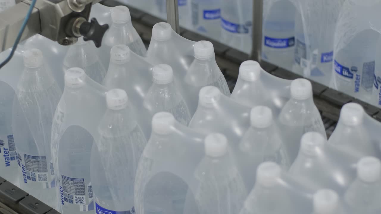 음료 공장에서 포장 라인을 위한 현대적인 스트 및 운송 기계