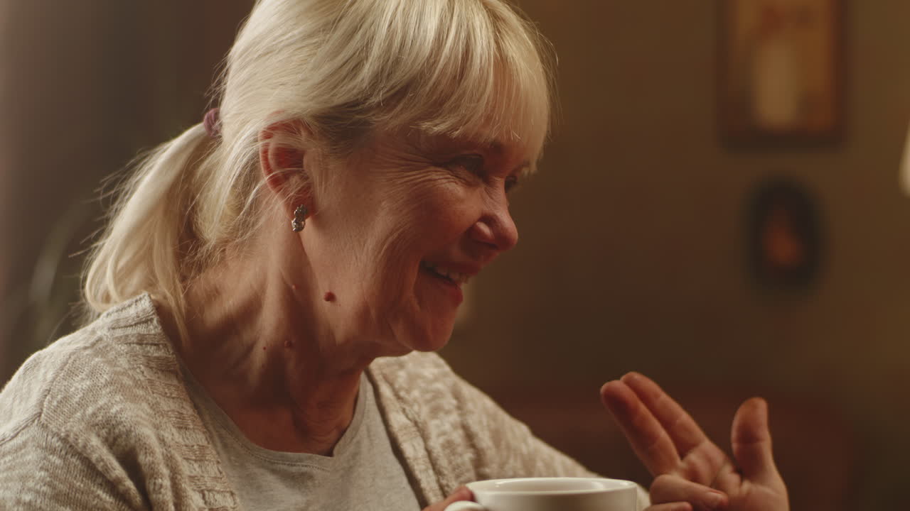 年配の夫婦が会話を楽しんでいます