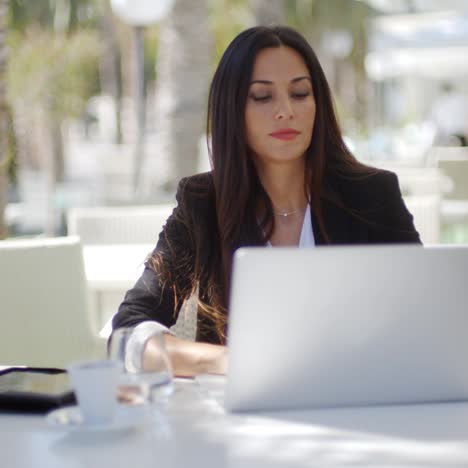 Businesswoman-working-at-an-open-air-table