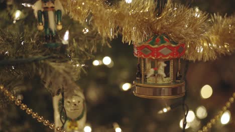 carrusel de adorno de árbol de navidad girando - primer plano