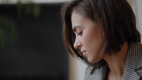 Mujer-De-Negocios-Escribiendo-Algo-En-El-Cuaderno.-Mujer-Emprendedora-Estudiante-Que-Estudia-Escribir-Notas-En-El-Lugar-De-Trabajo-Cerca-De-La-Computadora.-La-Mano-De-Una-Mujer-Escribiendo-En-Un-Cuaderno-Blanco-Sobre-La-Mesa.