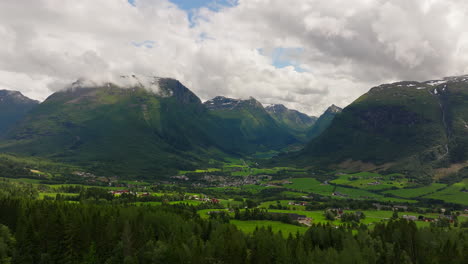 Die-Drohne-Erhebt-Sich-über-Den-Wald-Am-Hang-Und-Gibt-Den-Blick-Auf-Das-Weitläufige-Tal-Von-Byrkjelo-In-Norwegen-Frei