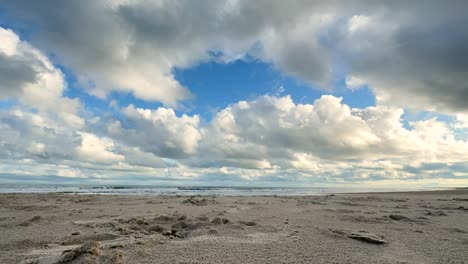 Wolken-über-Einem-Sandstrand,-Zeitraffer