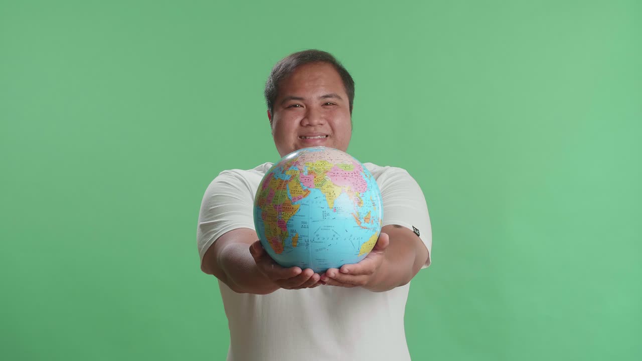 persona que sostiene un globo