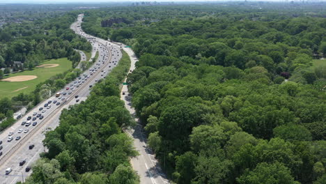 una vista aérea de una concurrida avenida al lado de un gran parque con árboles verdes