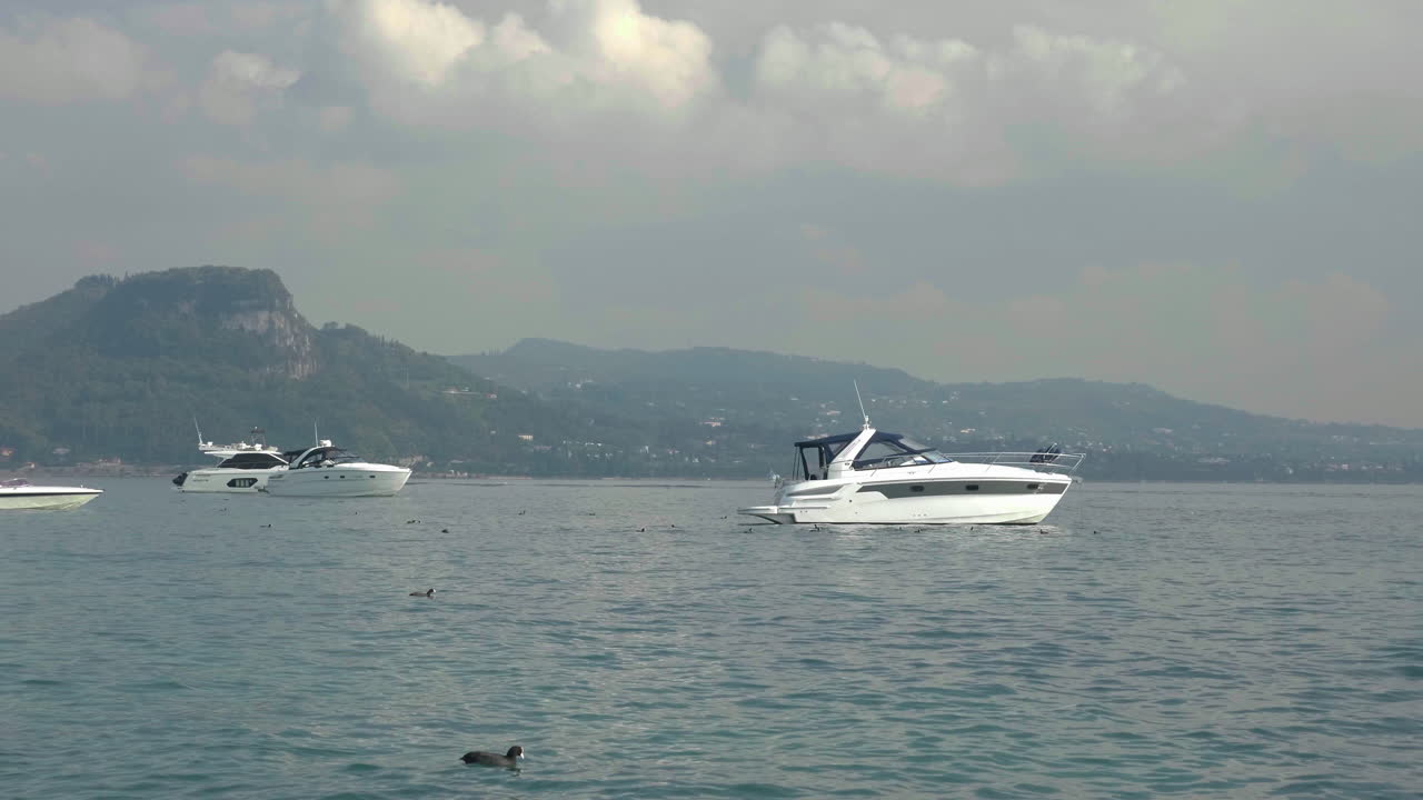 Ripresa al rallentatore di yacht ormeggiati in un paesaggio suggestivo sul Lago di Garda, Italia