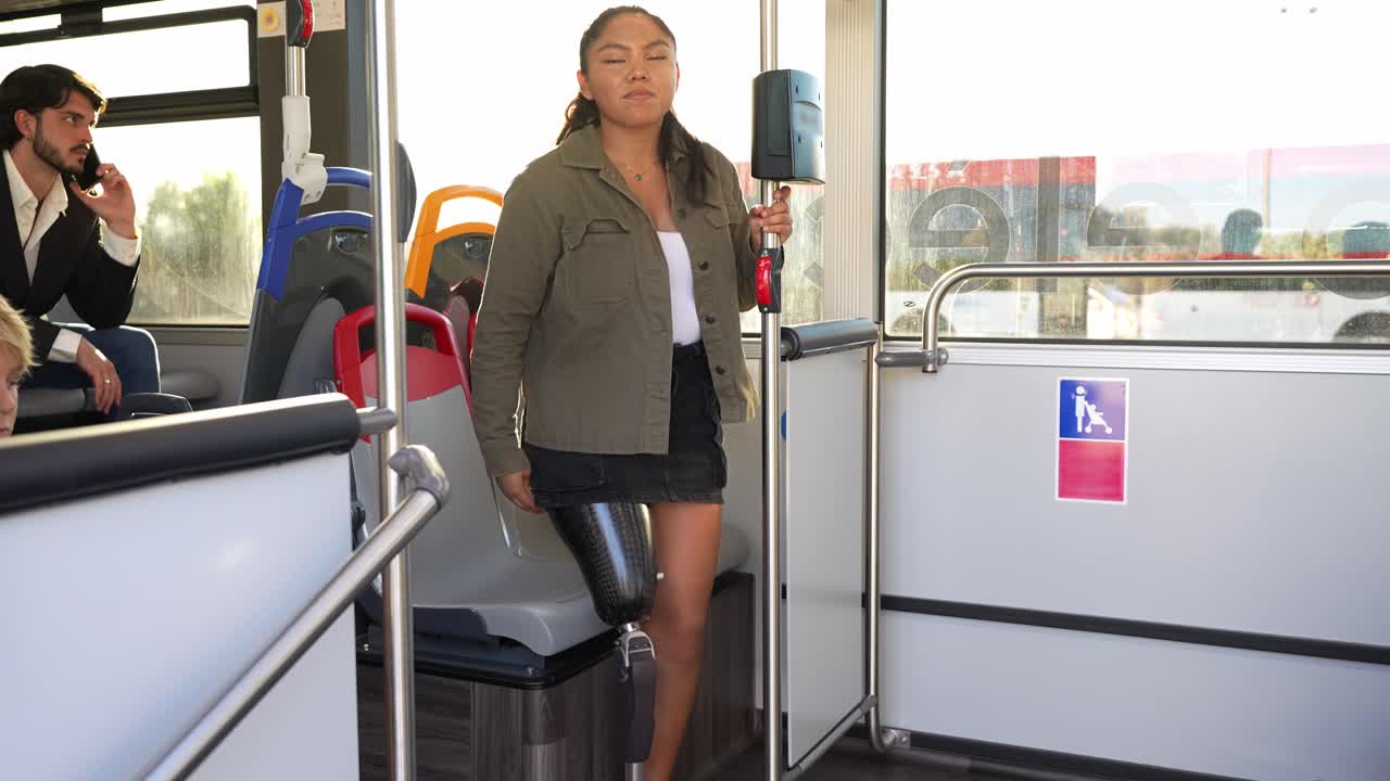 Mujer con pierna ortopédica viajando en autobús