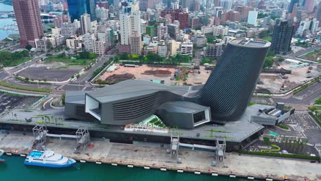 tomada aérea de la terminal de cruceros de kaohsiung con el horizonte del centro de la ciudad en el fondo