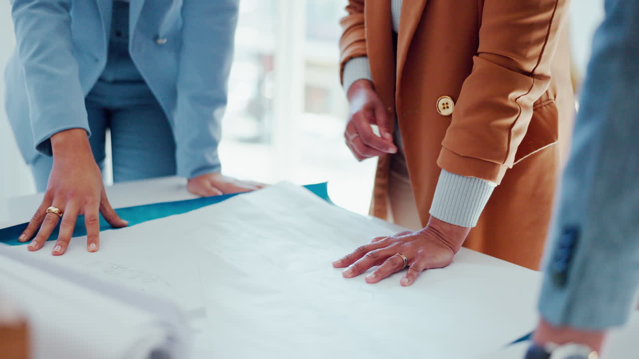 Planta, reunião e arquitetos planejando