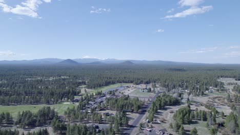 una ligera pista alta captura las lejanas montañas de las tres hermanas en bend, oregon