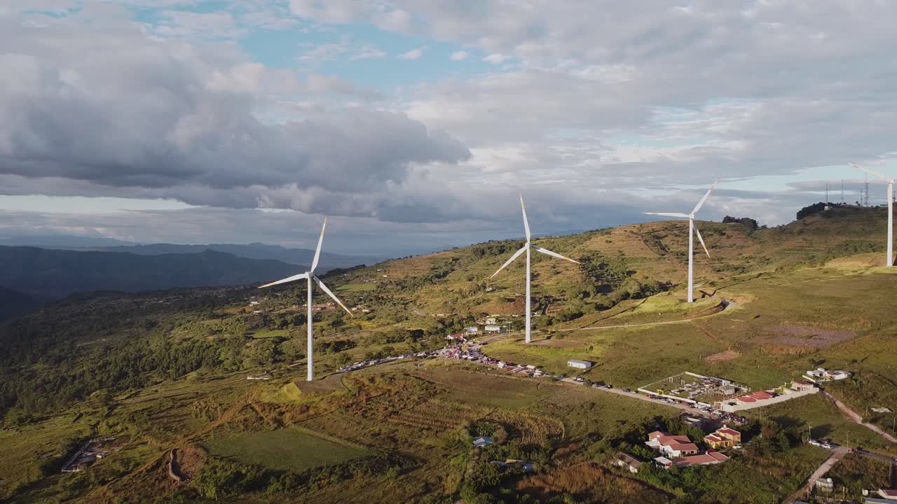 vista das montanhas com moinhos de vento