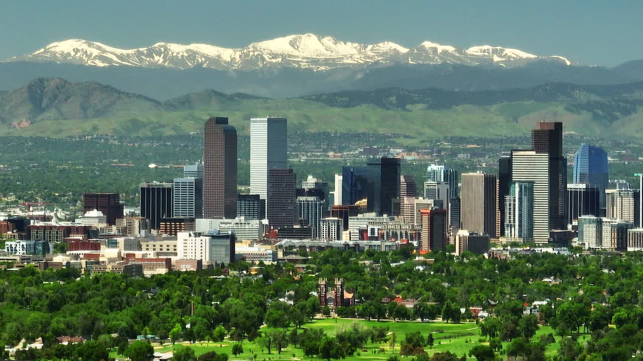 덴버 시내 공중 드론 시티 파크 도시 풍경  ⁇ 어리 눈사태 로키 로키 산 경관 마운트 에반스 영화 패럴락스 콜로라도 산맥 봄 여름 푸른 푸른 앞으로 올라가는 움직임