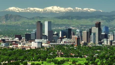 Innenstadt-Von-Denver-Luftdrohne-Stadtpark-Stadtbild-Nuggets-Lawine-Rockies-Rocky-Mountains-Landschaft-Mount-Evans-Filmische-Parallaxe-Ausläufer-Colorado-Frühling-Sommer-Grün-üppige-Vorwärtsbewegung