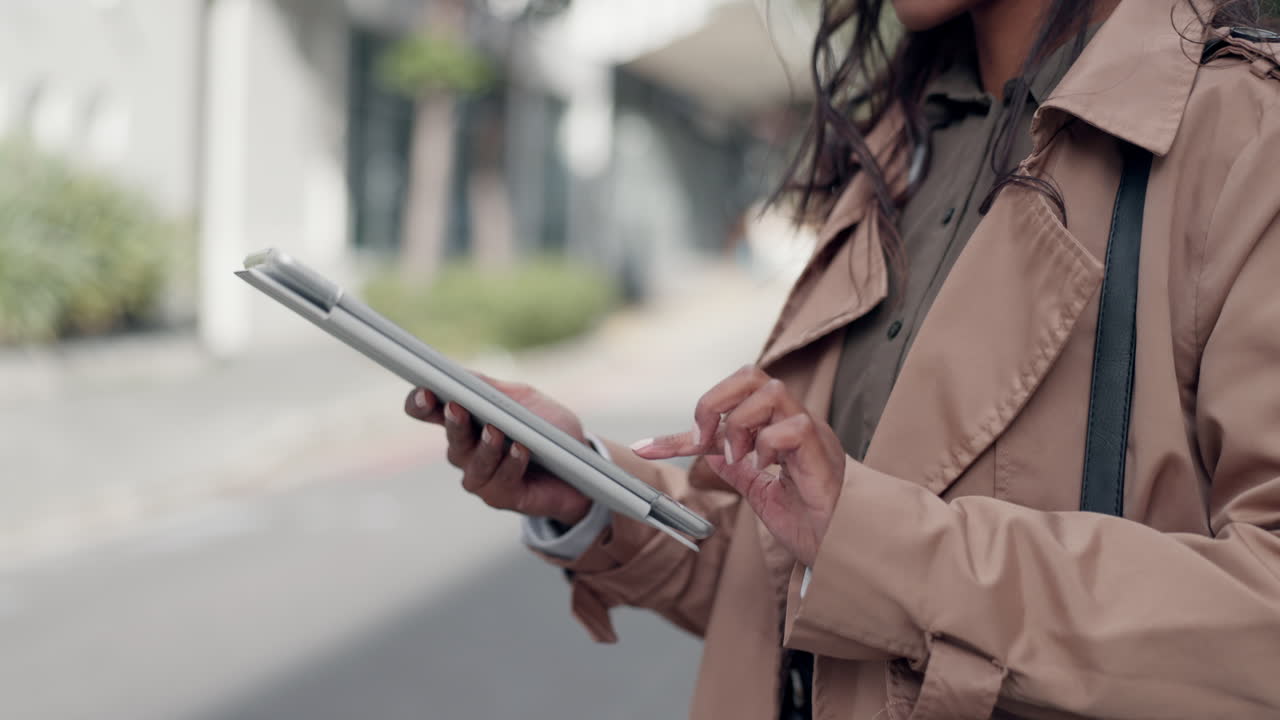ciudad, tableta y manos de una persona profesional
