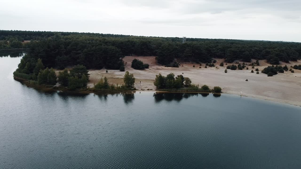 el sahara en lommel bélgica toma aérea del gran lago