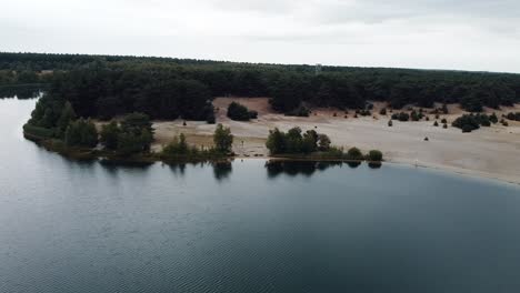 Die-Sahara-In-Lommel,-Belgien.-Luftaufnahme-Des-Großen-Sees