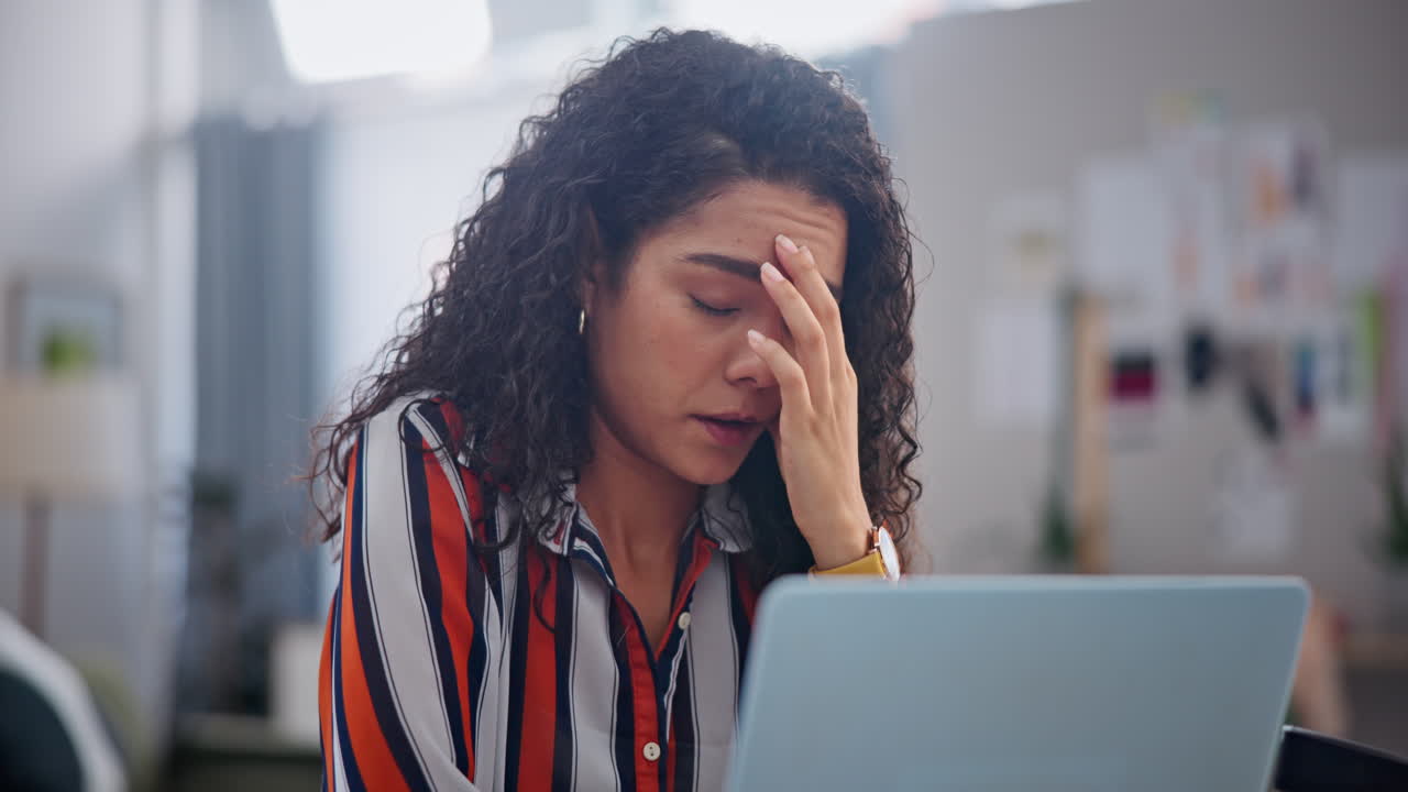 mujer estresada por el trabajo en la computadora portátil