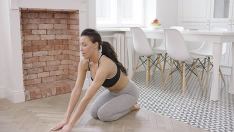 Mujer-Estirando-Hacia-Atrás-Y-Practicando-Yoga