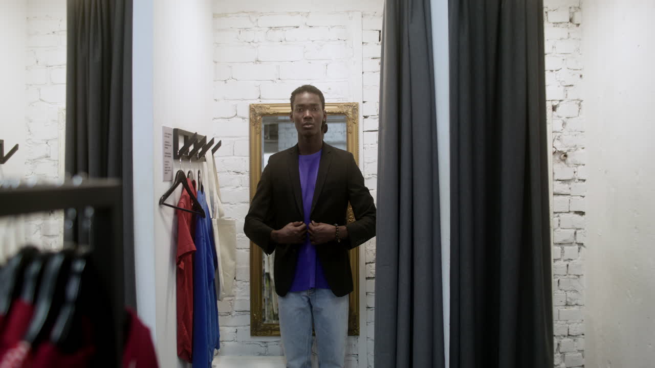 카메라를 보고 있는 아프리카계 미국인 남자