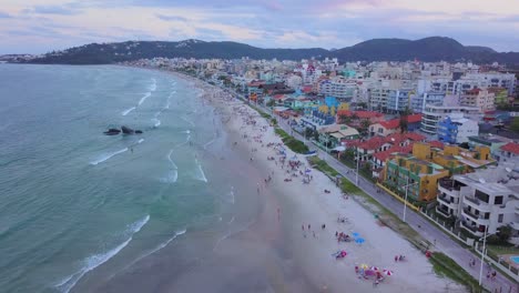 toma aérea de bombas y bombinhas con un colorido atardecer en brasil