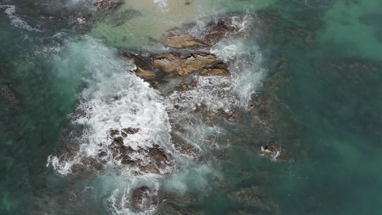 Vista Aerea Zenitale sulle Onde dell'Oceano Che Si Infrangono su Rocce e Spiaggia Sabbiosa nella Riviera di Cabo San Lucas, Bassa California, Messico