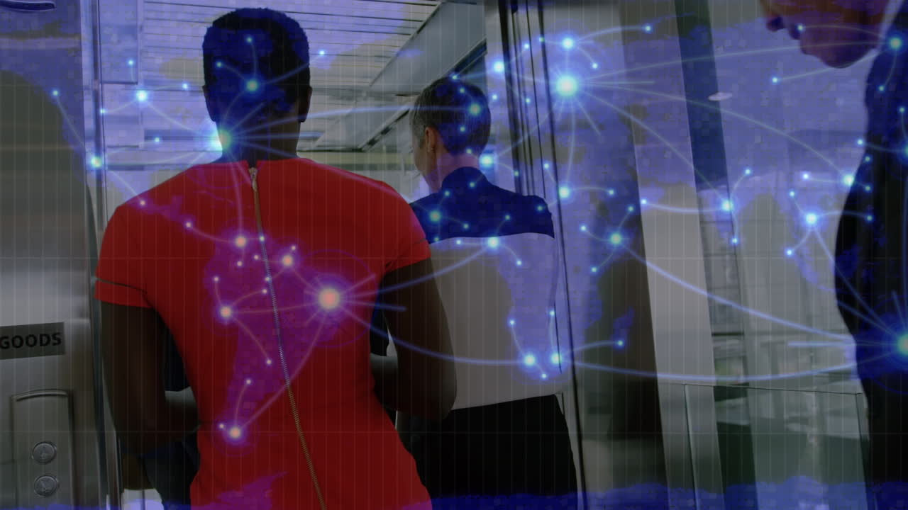 animación de las conexiones sobre la espalda de diversos empresarios que entran en el ascensor