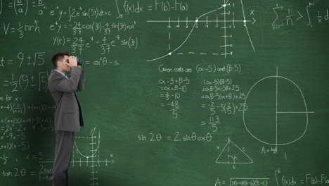 hombre frente a las matemáticas en movimiento en la pizarra