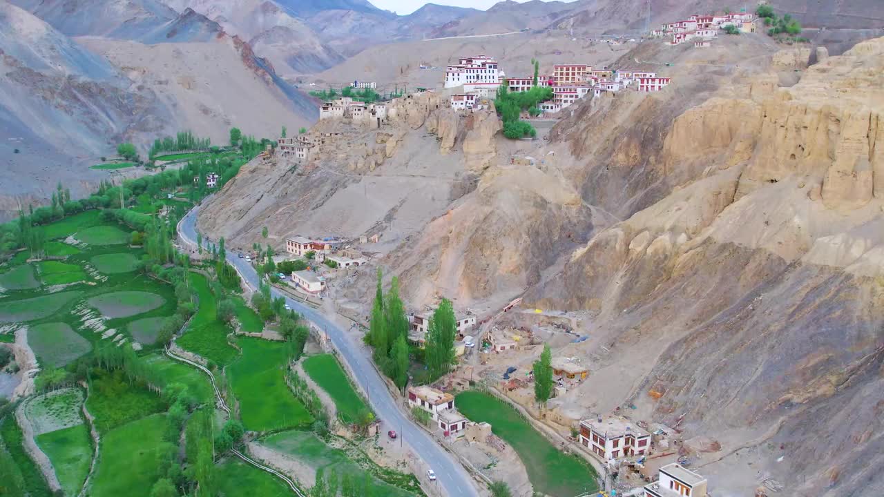 el dron captura las vastas y escarpadas montañas rocosas y el exuberante paisaje verde en las afueras de ciudad del cabo, creando un sorprendente contraste entre los picos áridos y la vibrante tierra de sudáfrica.