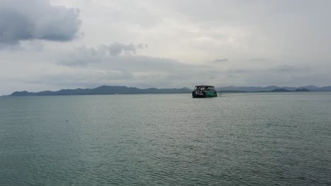 The-Ferry-returns-from-the-mainland-to-the-Koh-Chang-Island,-Trat,-Thailand