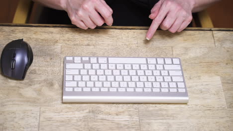 Manos-Femeninas-De-Una-Trabajadora-Usuaria-Profesional-De-Negocios-Que-Usa-Escribir-En-Un-Teclado-De-Computadora-Portátil-Mac-Sentada-En-El-Escritorio-De-La-Oficina-En-Casa-Trabajando-En-Línea-Con-El-Concepto-De-Tecnología,-Cerrar-La-Vista-Lateral-Copiar-Y-Pegar