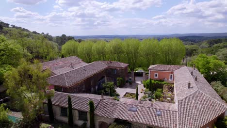 una magnífica cabaña ubicada en medio de un exuberante bosque verde