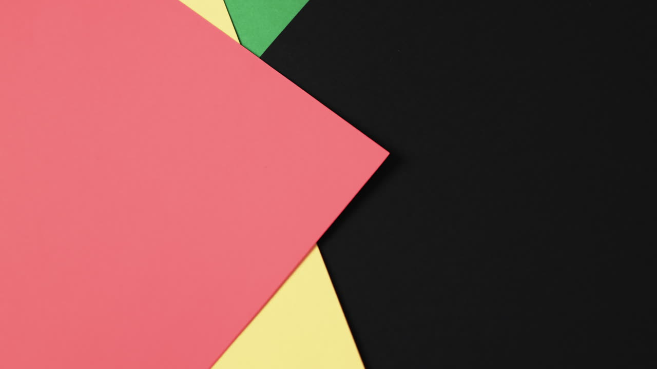 vídeo de papeles rojos, amarillos y verdes con espacio de copia en fondo negro