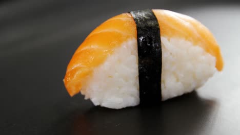 Nigiri-sushi-wrapped-in-nori-seaweed