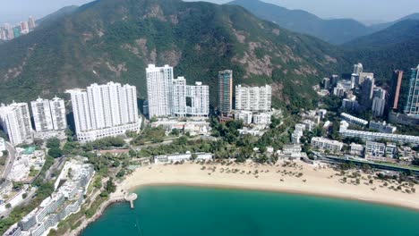 el horizonte de la bahía de hong kong repulse con complejos residenciales de lujo en un hermoso día claro, vista aérea