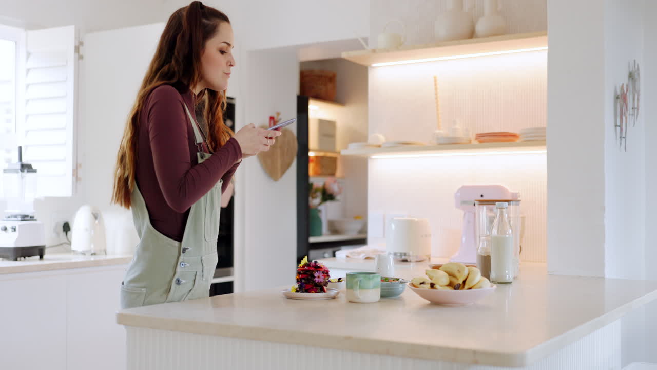Dessert, foto con telefono e donna in cucina