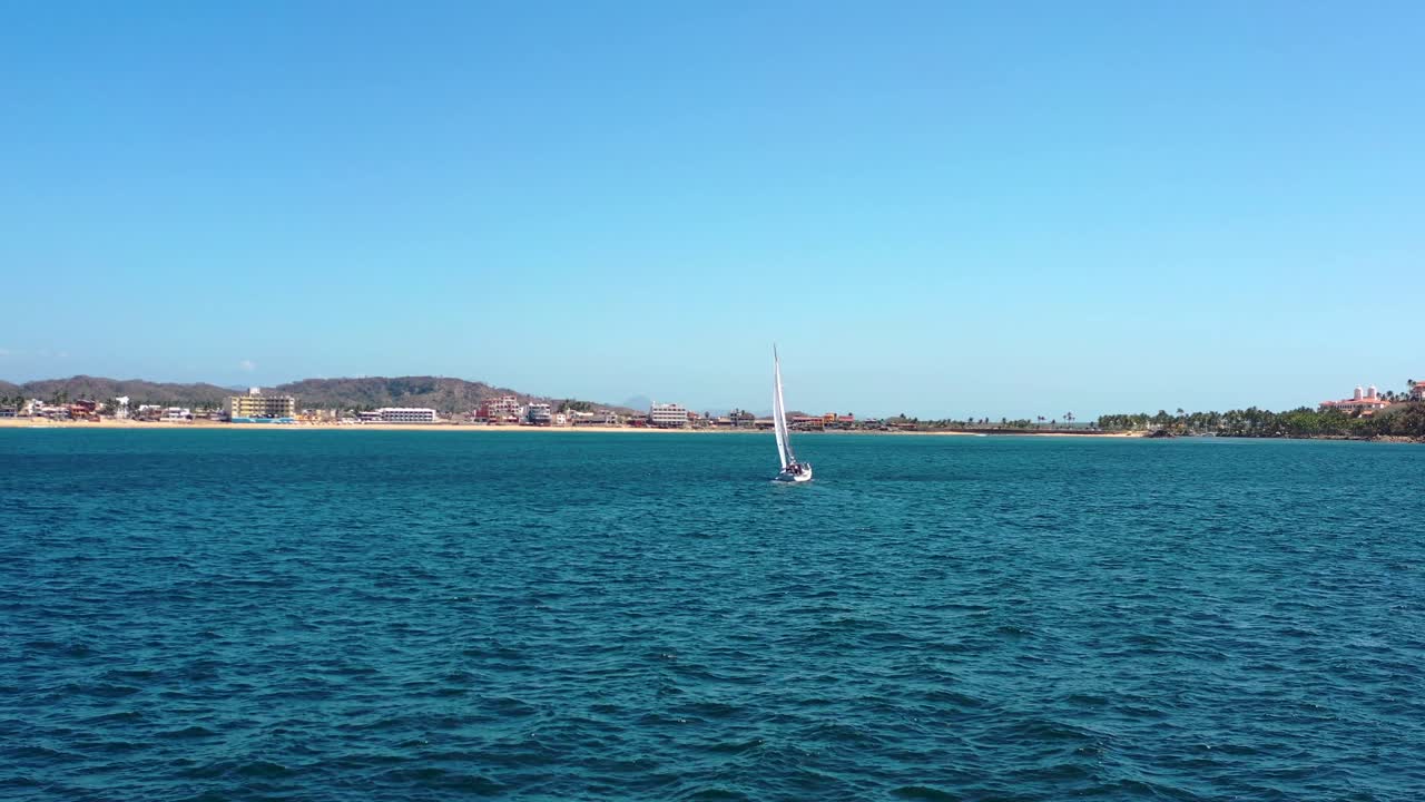 멕시코의 태평양만으로 항해하는 범선