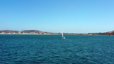 velero navegando hacia una bahía del pacífico en méxico
