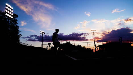 Silhouette-Eines-Tennisspielers-Bei-Sonnenuntergang-Dienen-Für-Den-Sieg