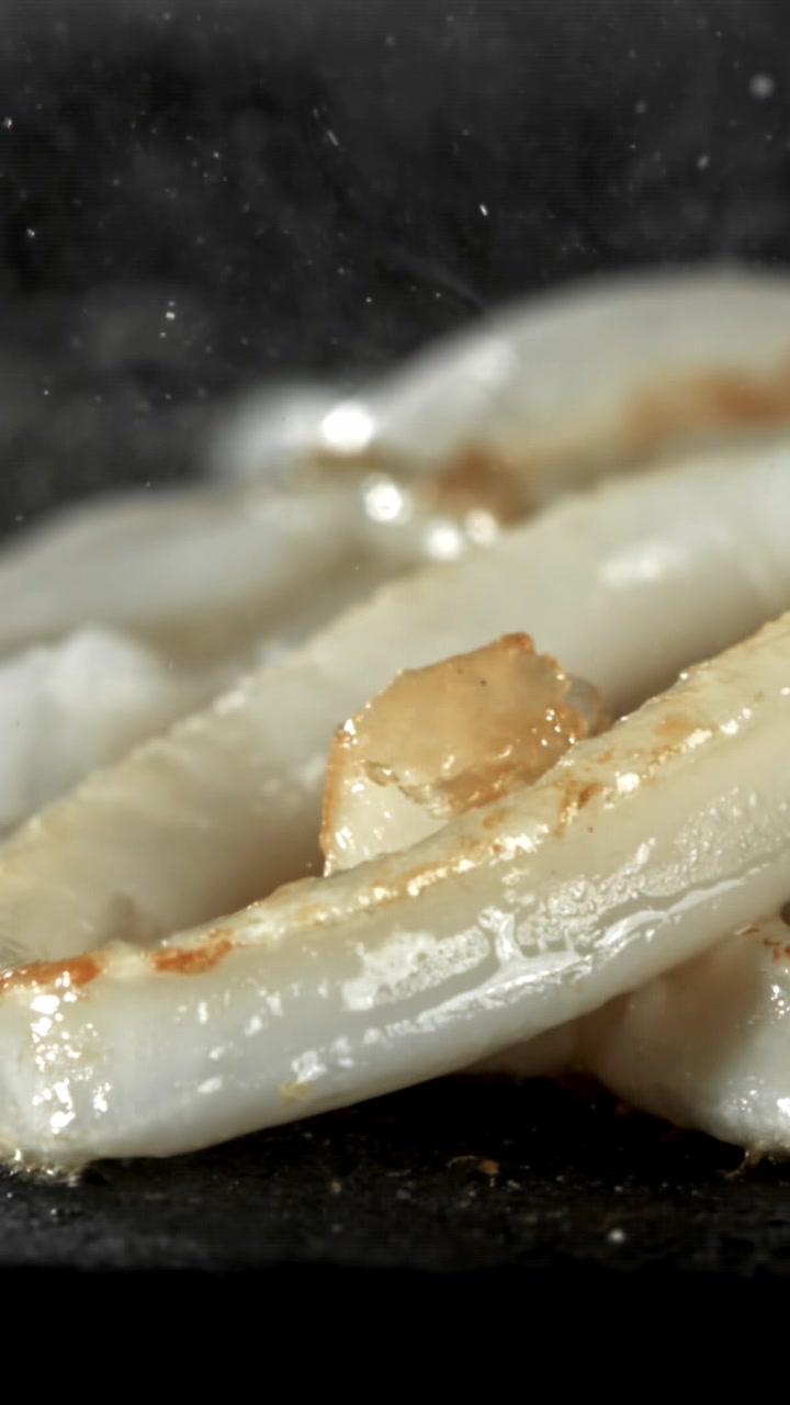 Gros plan de calamars en train de frire dans une poêle chaude