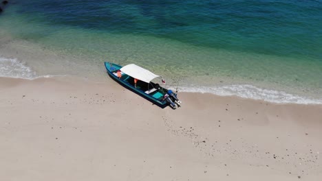 Panamá-En-Febrero-Disparos-De-Drones-Escalofriantes-En-Un-Bote-En-Una-Isla-Vacía-De-Isla-Contadora