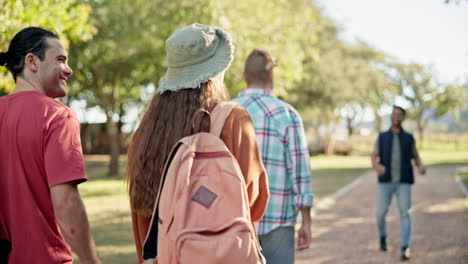 De-Vuelta,-Caminando-Y-Amigos-Estudiantes-En-El-Campus.