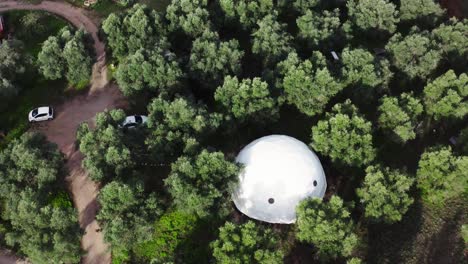 Toma-De-Drones-De-Un-Paisaje-Montañoso-Bañado-Por-El-Sol-Con-Plantaciones,-Campos-Y-árboles.