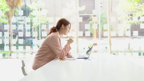 커피에서 노트북을 가지고 일하는 젊은 여성 사업 아이디어 금융 소녀 회계사