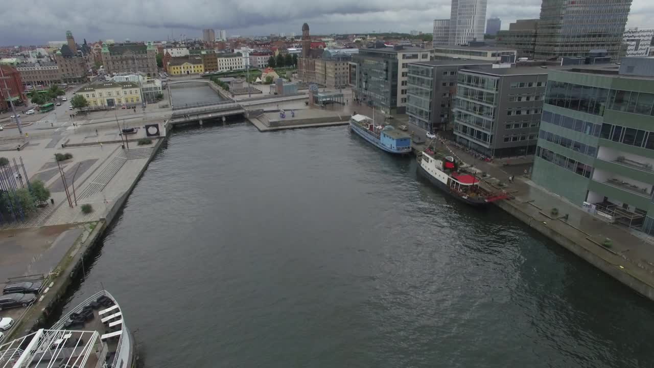 스웨덴 말모에 있는 도시 운하 위에서 찍은 공중 촬영. 도시 풍경과 사무실 건물 위를 날아다니는 드론 뷰