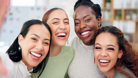 selfie, sonrisa y amigos maestros en la clase