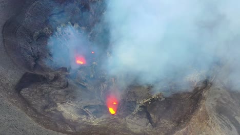 瓦努阿圖 2 島上的山雅蘇爾火山火山噴發